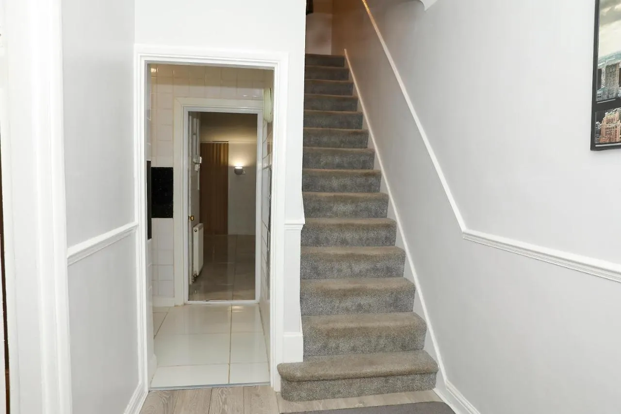 Entire 3 Bedroom, 2 Baths, 2 Toilets, Sleeps 10 Welling