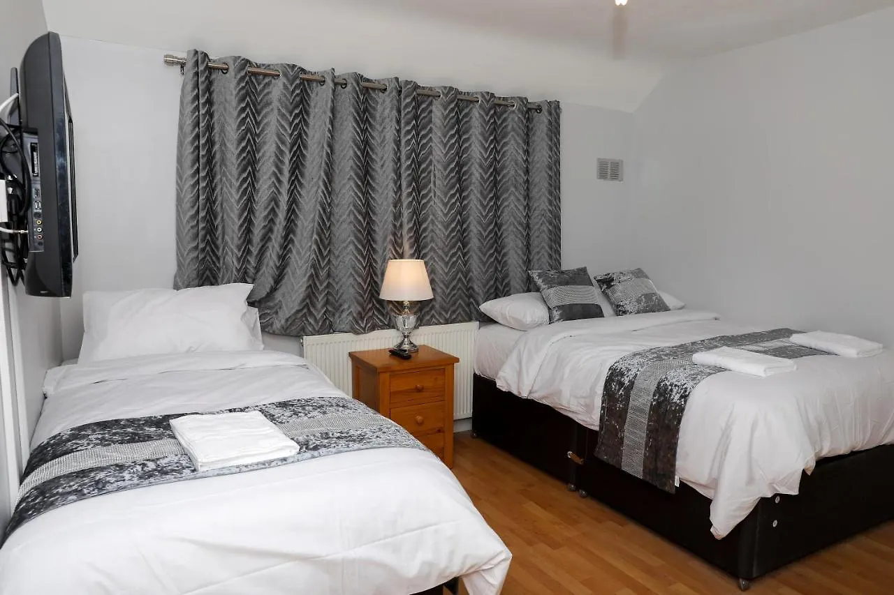 Entire 3 Bedroom, 2 Baths, 2 Toilets, Sleeps 10 Welling Apartment