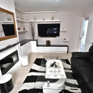 Immaculate 2-bed In By River Isleworth