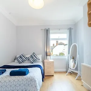 lovely-3-bedroom-flat-in-southend-on-sea.cambridgehotelsuk.com/