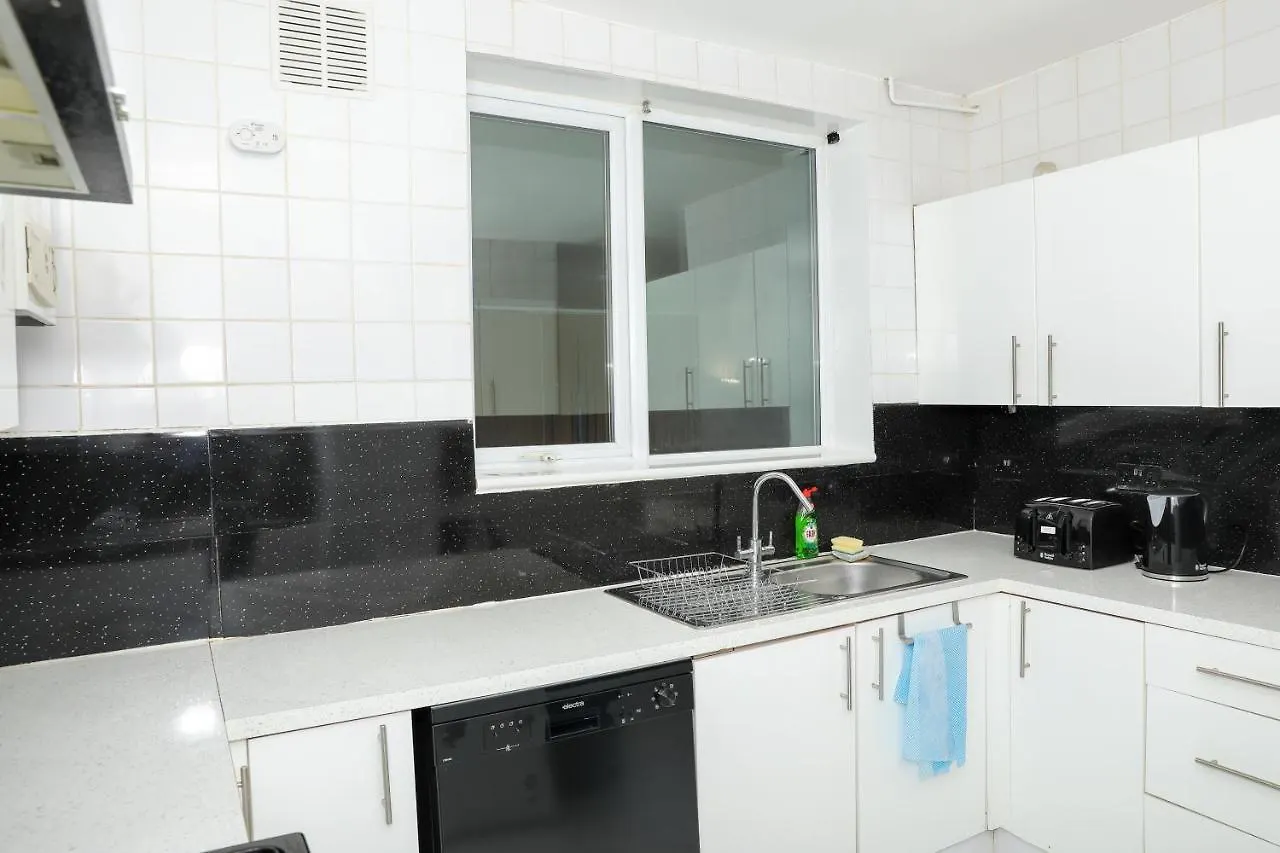Entire 3 Bedroom, 2 Baths, 2 Toilets, Sleeps 10 Welling 0*,