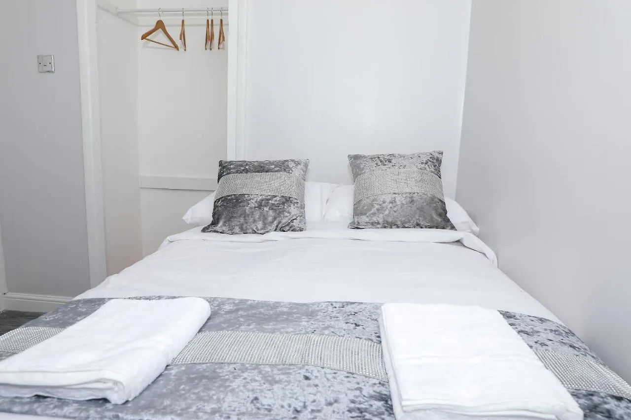 Entire 3 Bedroom, 2 Baths, 2 Toilets, Sleeps 10 Welling